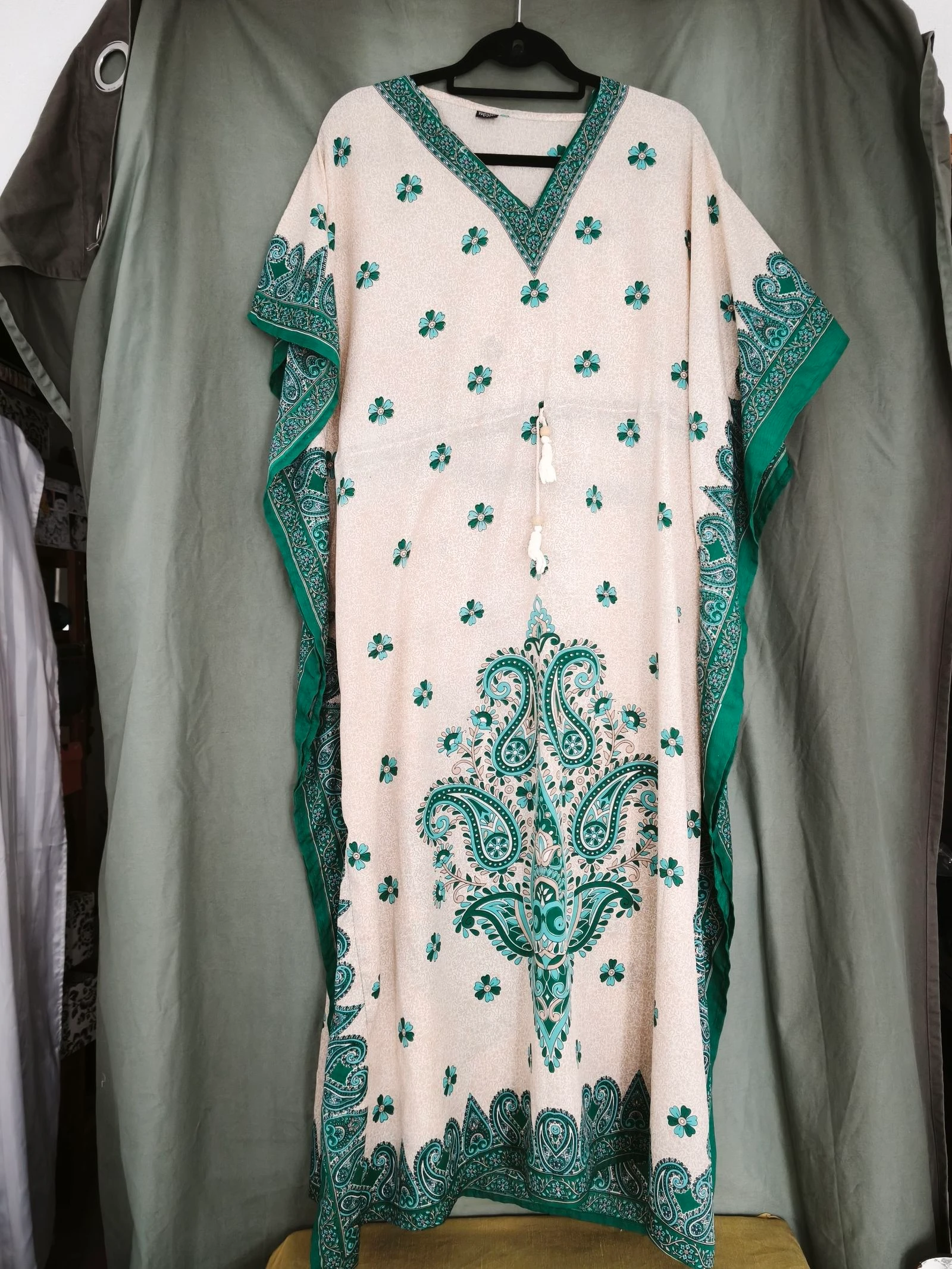 kaftan com um padrão floral e paisley vibrante